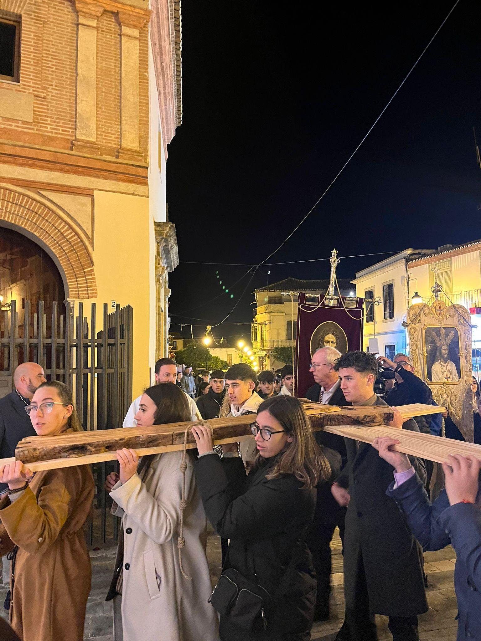 VÉLEZ. Los jóvenes cofrades se reúnen para rezar en torno a la cruz