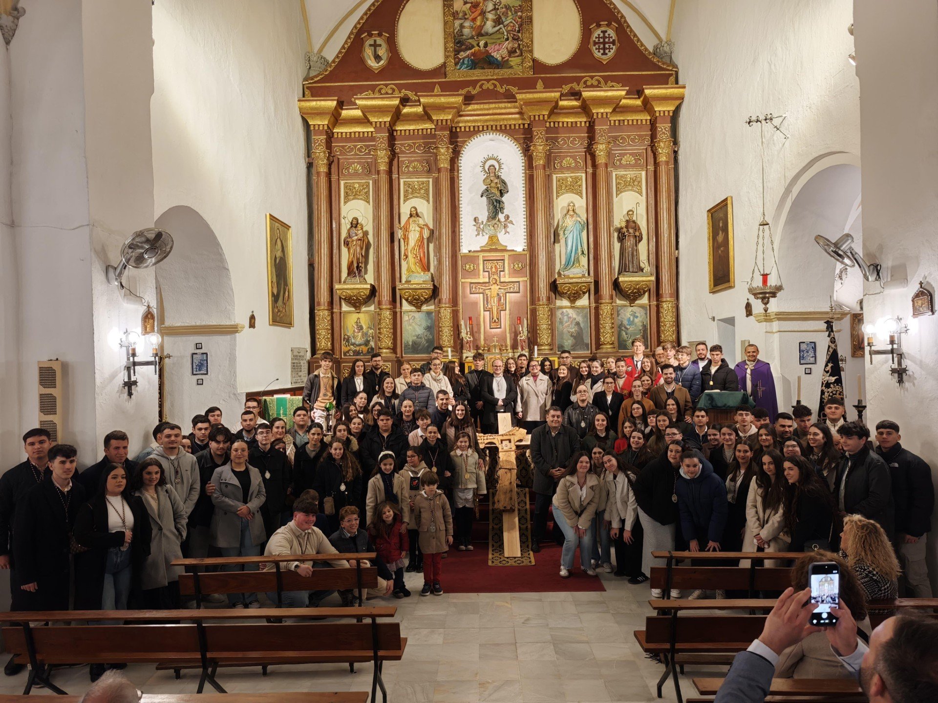 VÉLEZ. Los jóvenes cofrades se reúnen para rezar en torno a la cruz