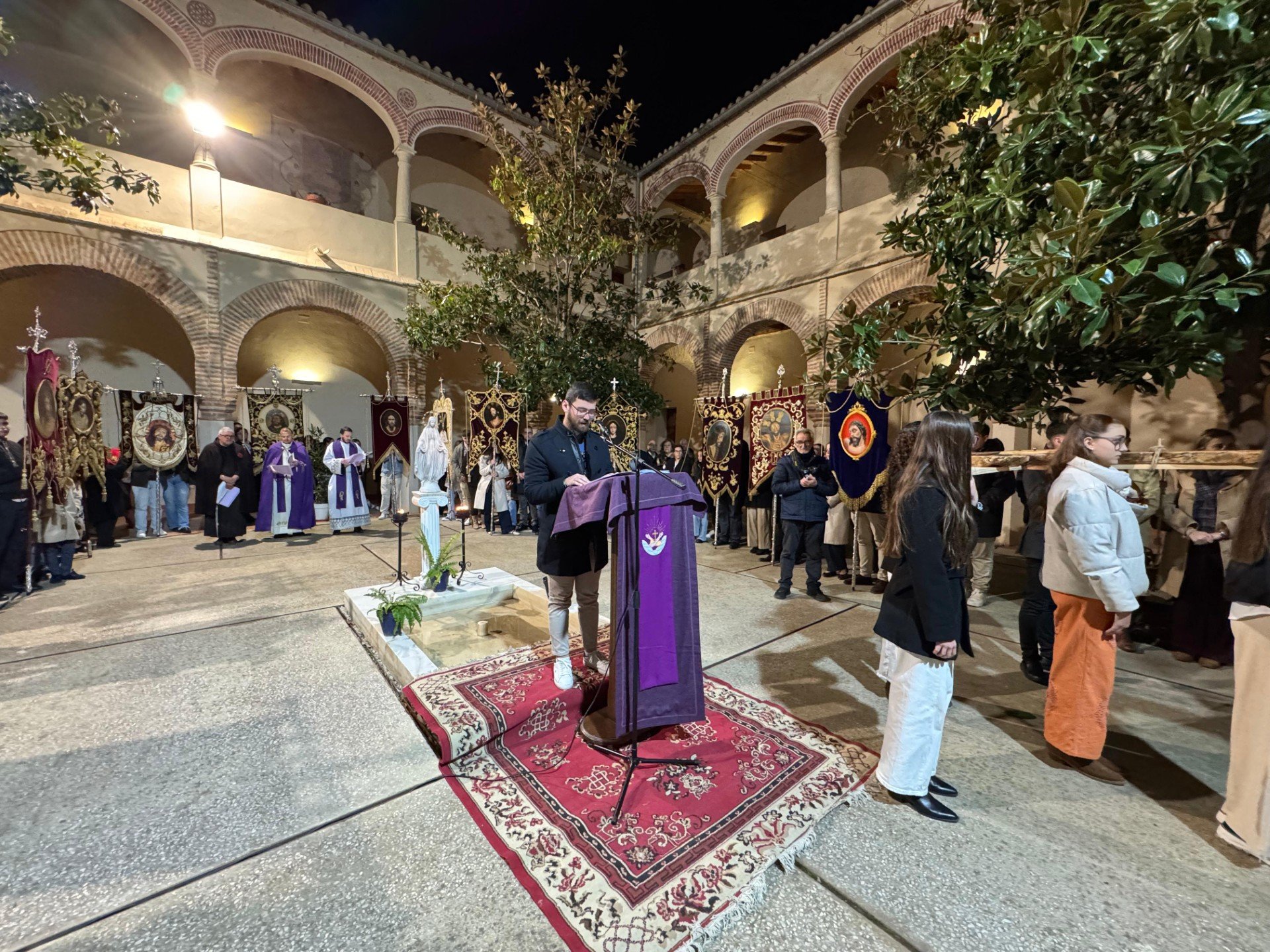 VÉLEZ. Los jóvenes cofrades se reúnen para rezar en torno a la cruz