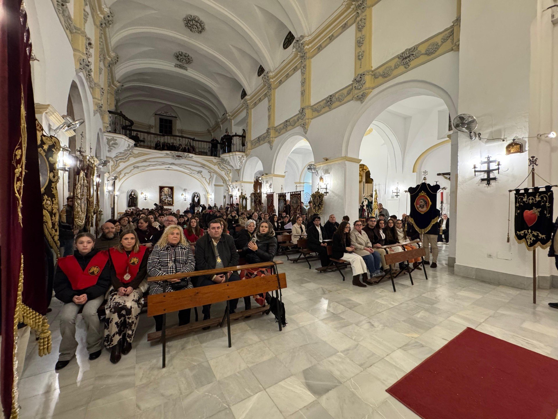 VÉLEZ. Los jóvenes cofrades se reúnen para rezar en torno a la cruz