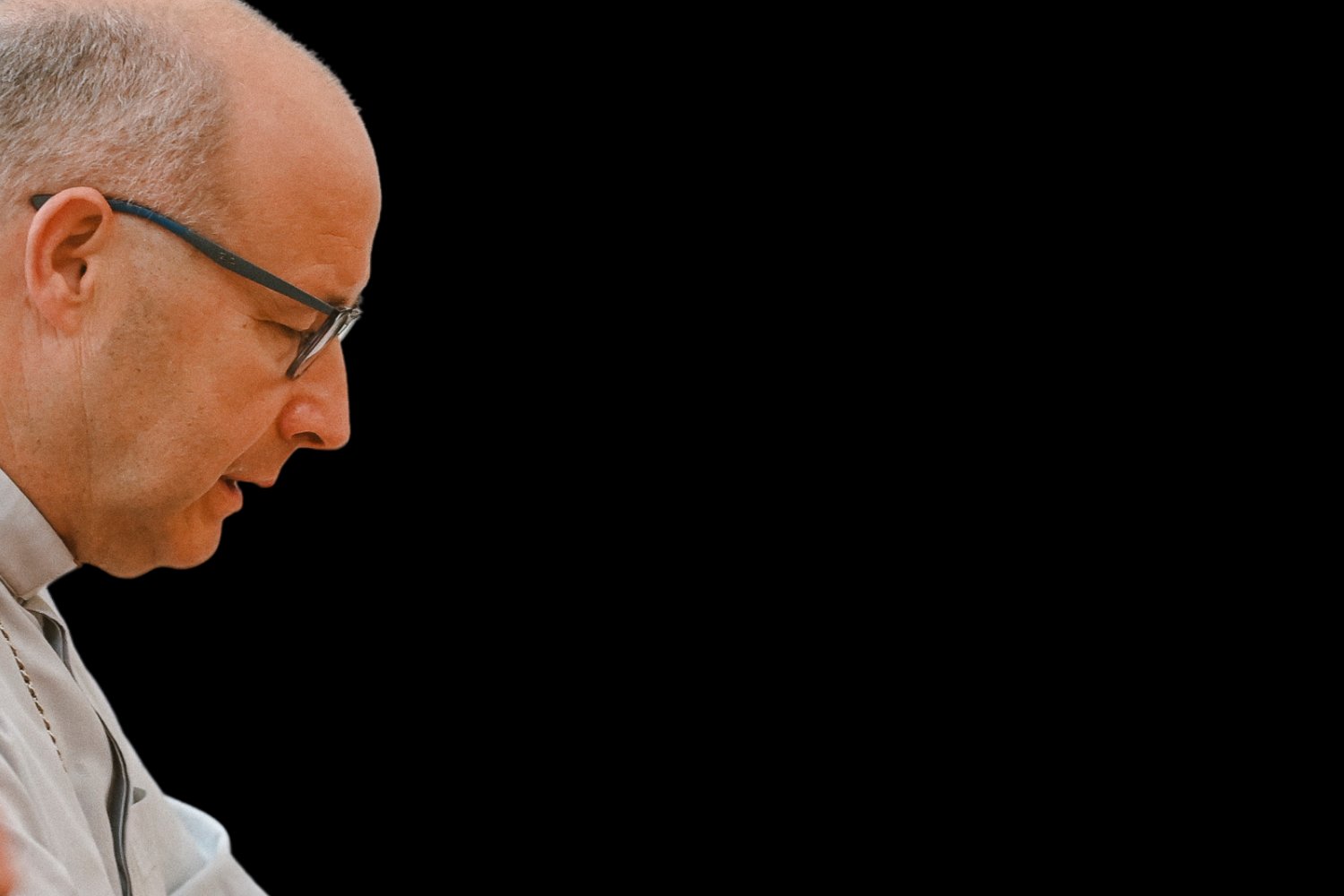 Reza con el obispo de Málaga