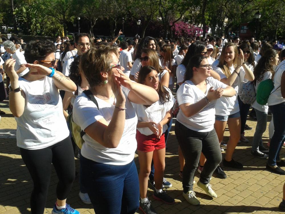 Jóvenes participantes en el #EDJ2014 bailando