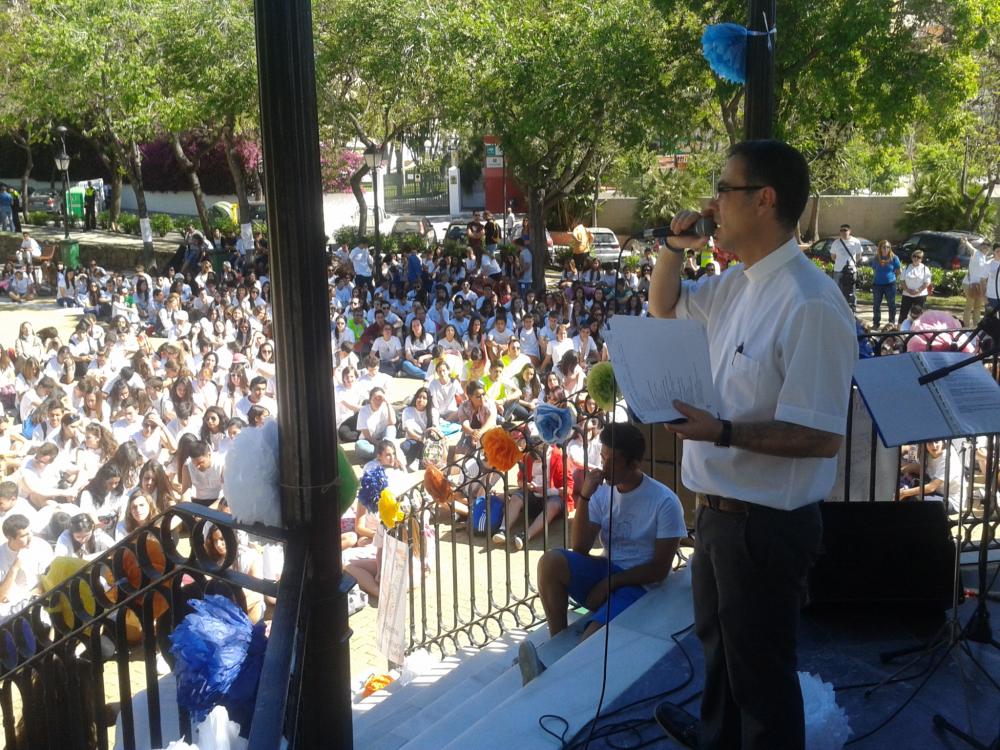 Salvador Gil, delegado de Juventud, dirige la oración