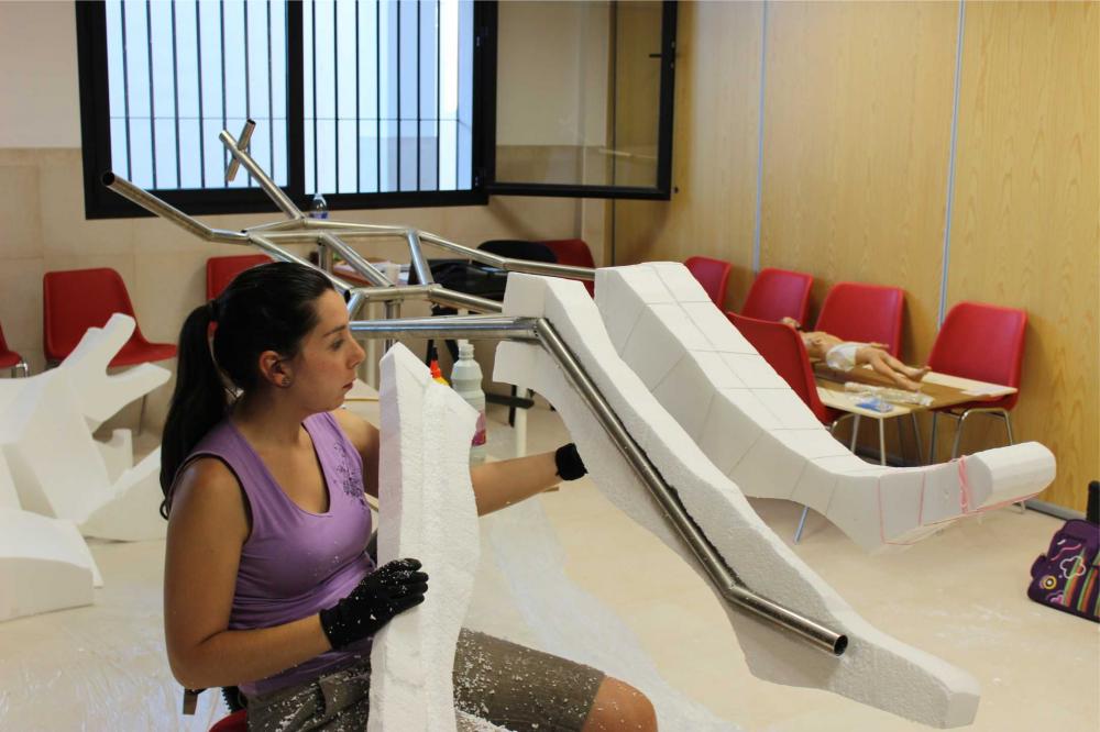 La restauradora trabaja sobre la imagen