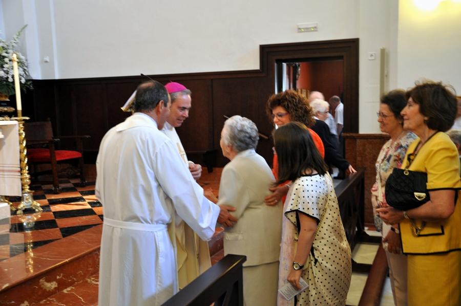 Mons. Catalá saluda a los fieles de la parroquia de San Pedro