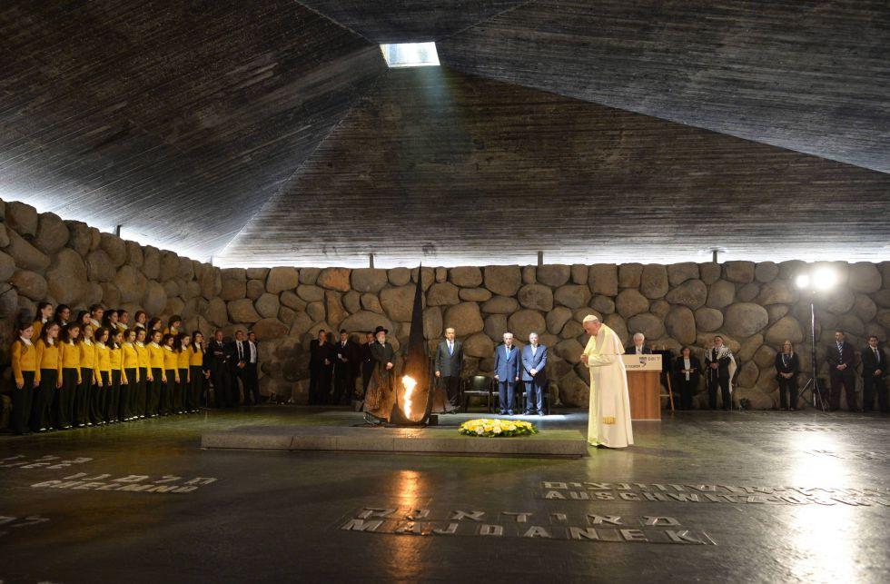 Ofrenda floral del papa Francisco durante la visita al Museo Yad Vashem,