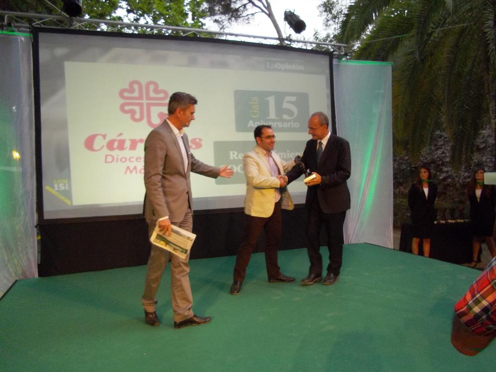 El director de Cáritas recoge el reconocimiento de manos del alcalde