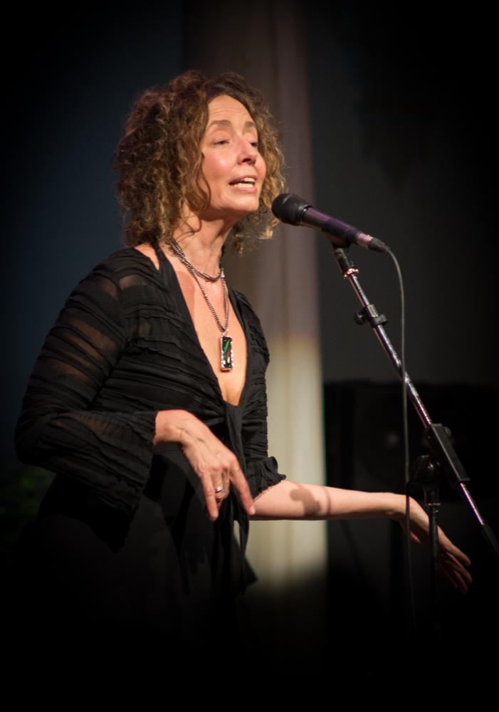 Olga desgranó temas de su discografía