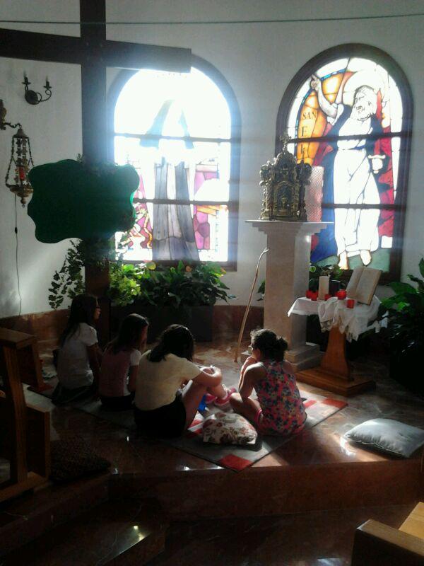 Chavales en oración