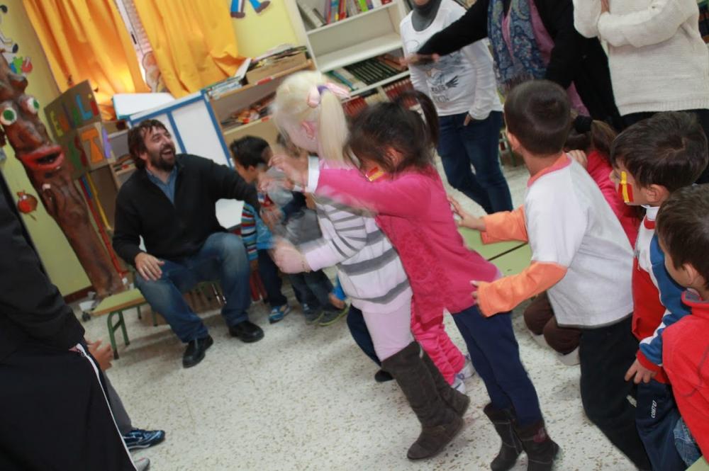 Patxi Velasco, junto a niños del colegio María de la O, en Los Asperones