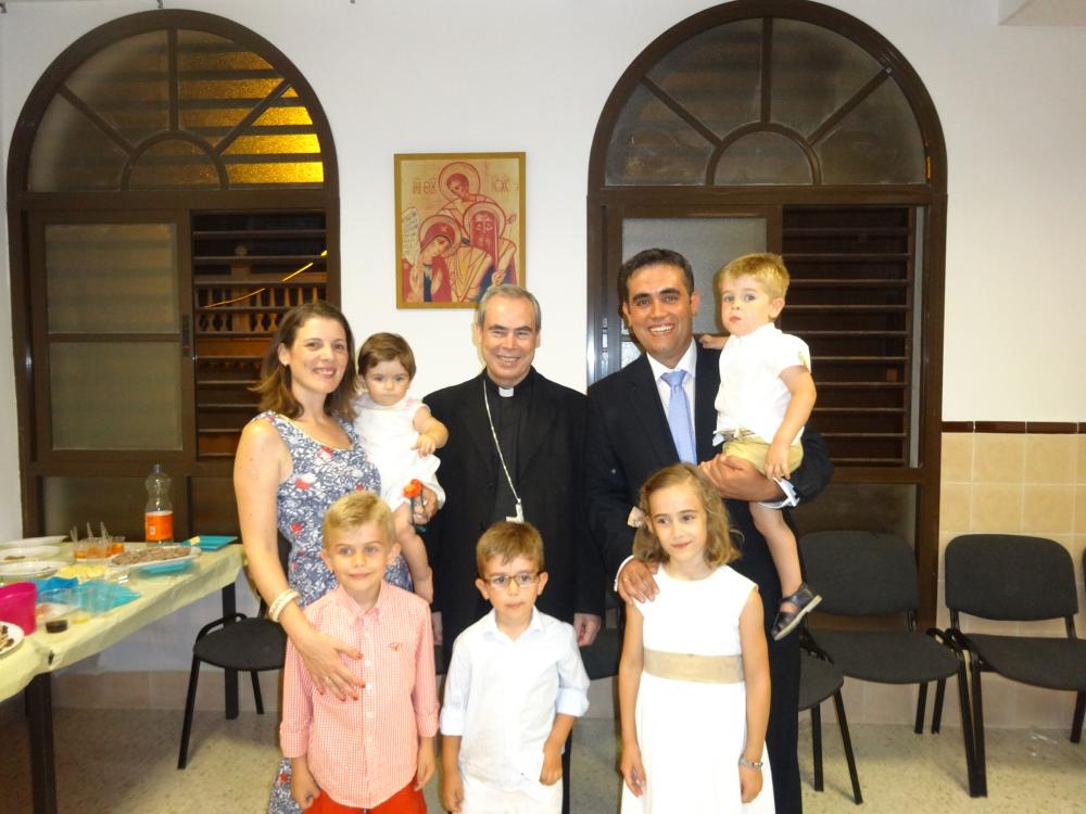 D. Jesús Catalá junto a la familia enviada