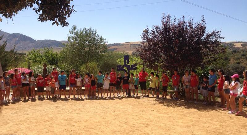 Los niños reunidos alrededor de la Cruz