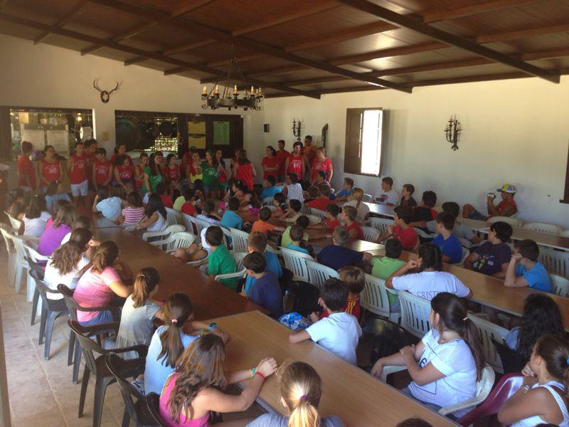 80 niños participan en el campamento