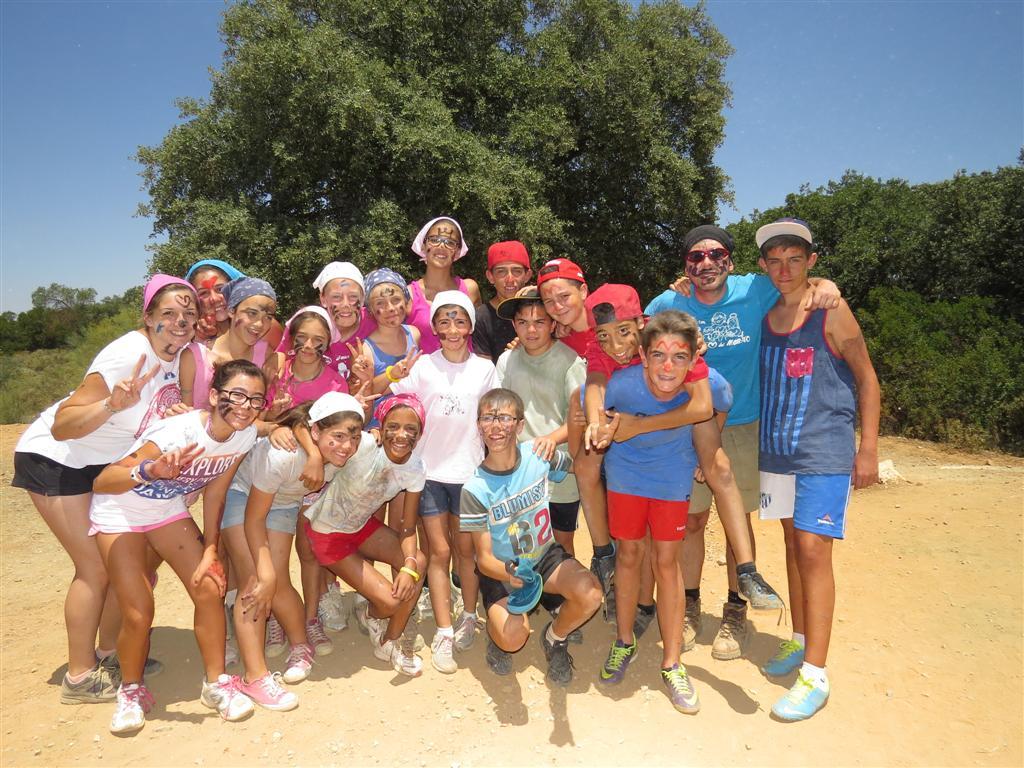 Los niños posan sonrientes