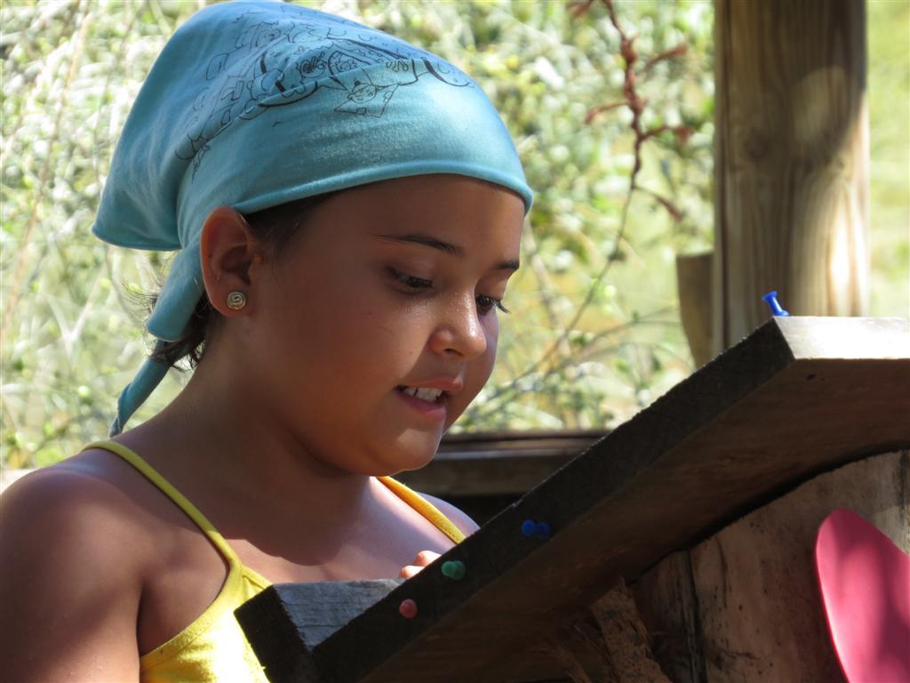 Una de las chicas en la lectura