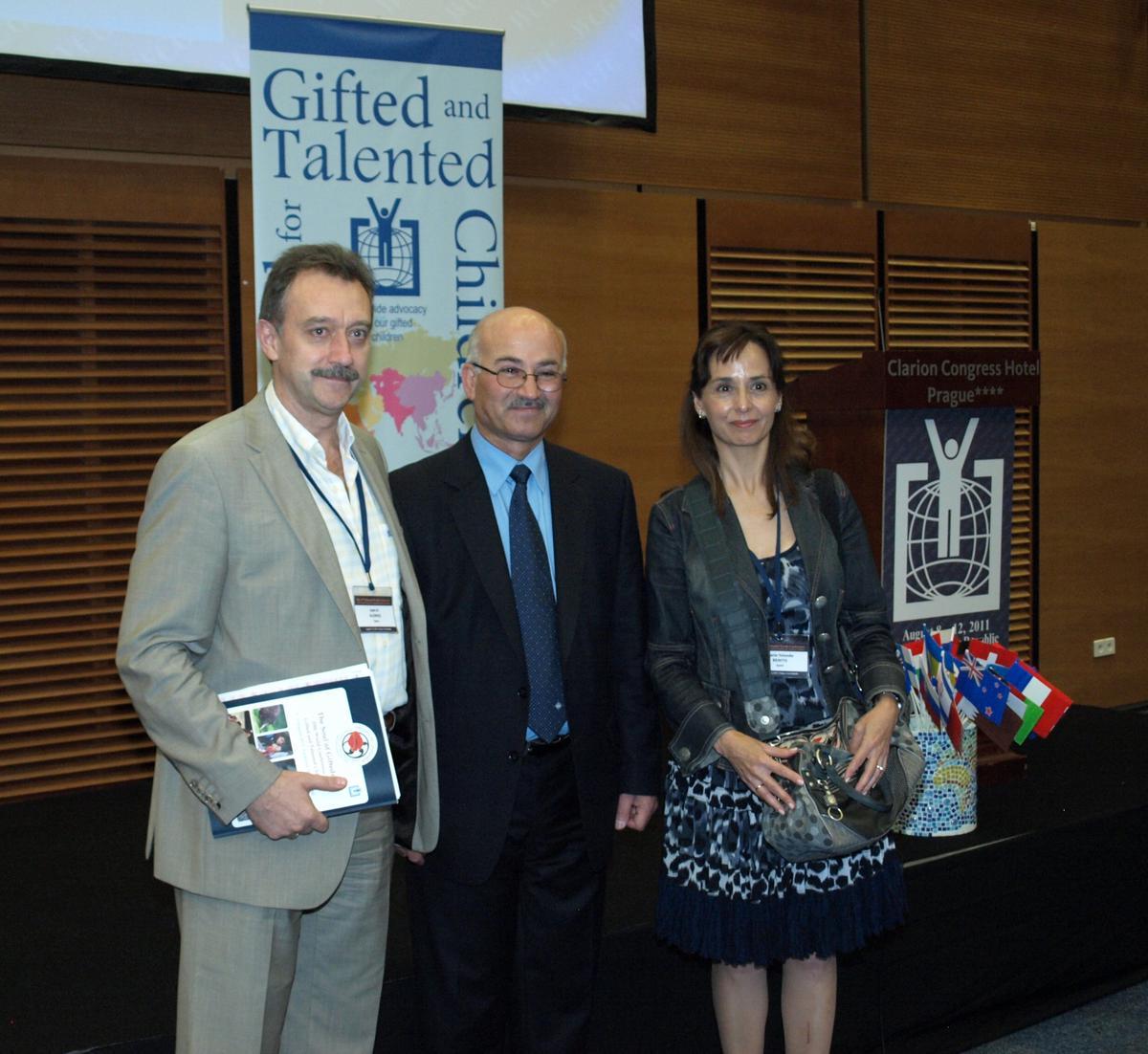 Alonso junto a Taisir Subhi -Presidente del Consejo Mundial- y Yolanda Benito en el Congreso Mundial de Praga 
