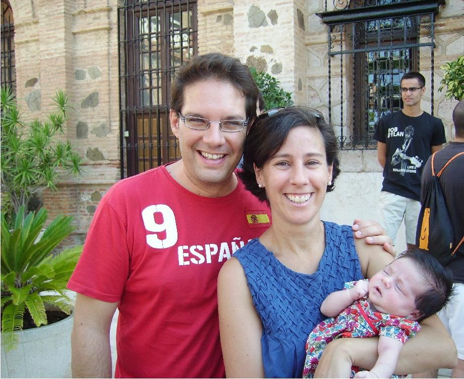 Patricia sostiene en brazos a su recién nacida, Olivia