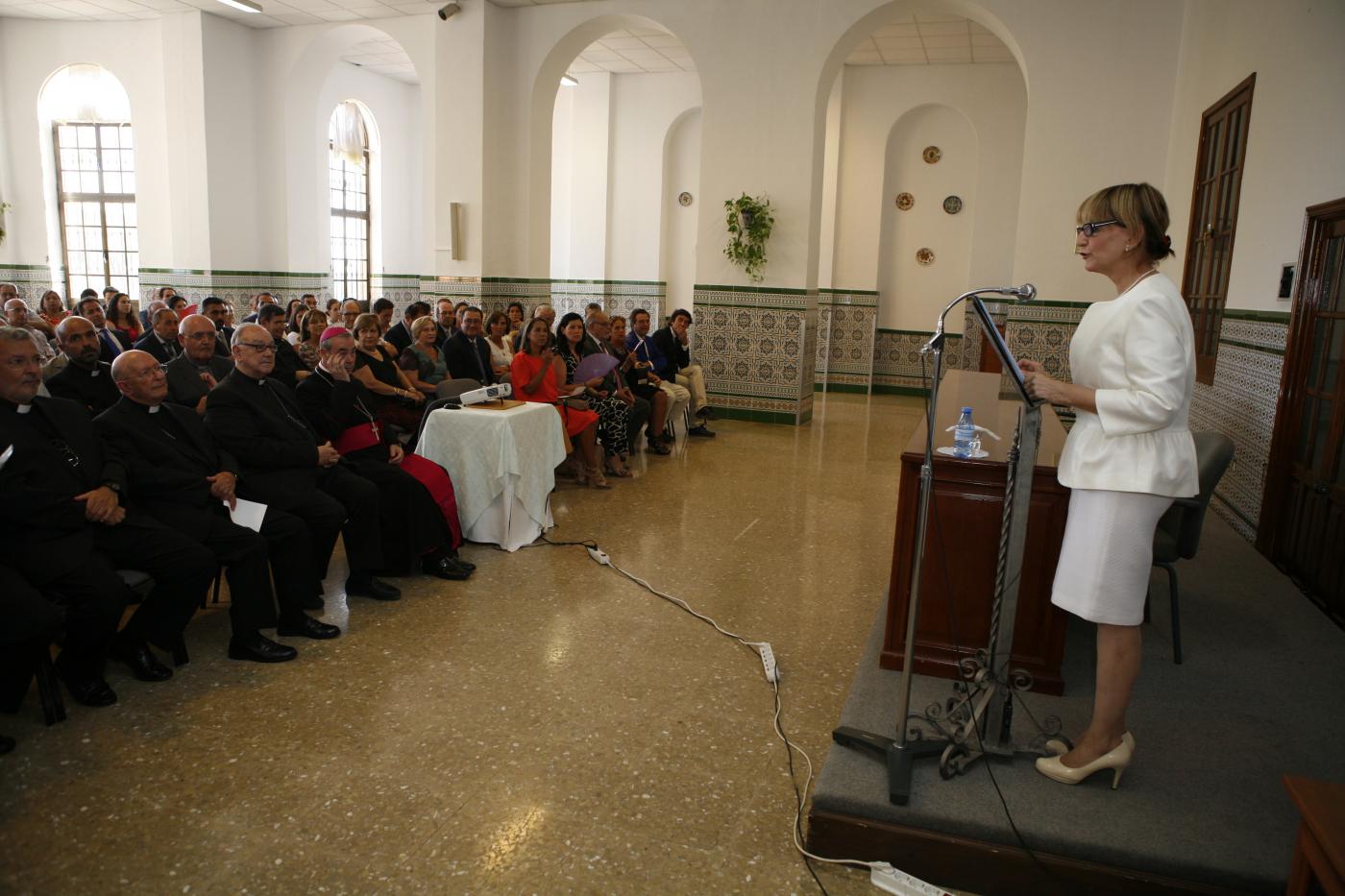 La directora de la Casa Diocesana, Inmaculada Román dirige unas palabras a los asistentes