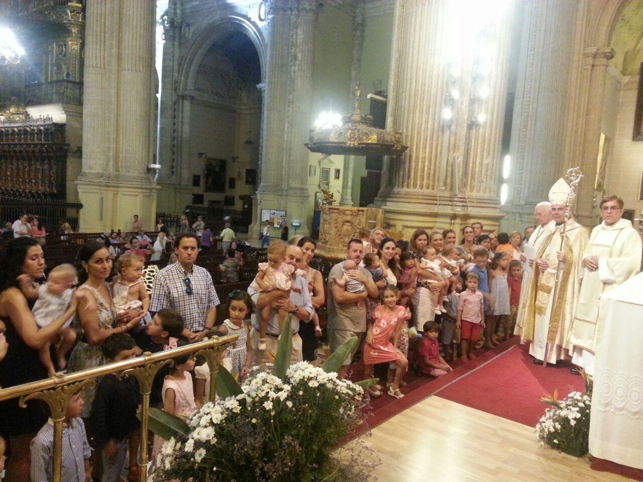 Presentación de los niños a la Virgen de la Victoria