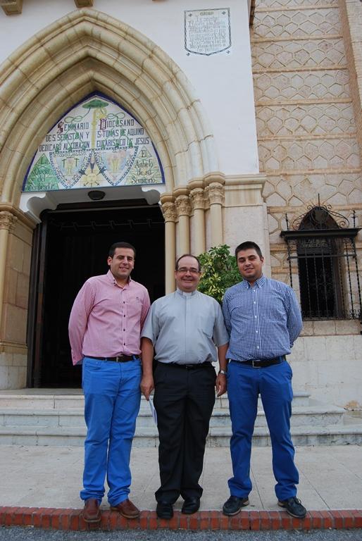 El director espiritual del Seminario, Felipe Reina, junto a dos seminaristas