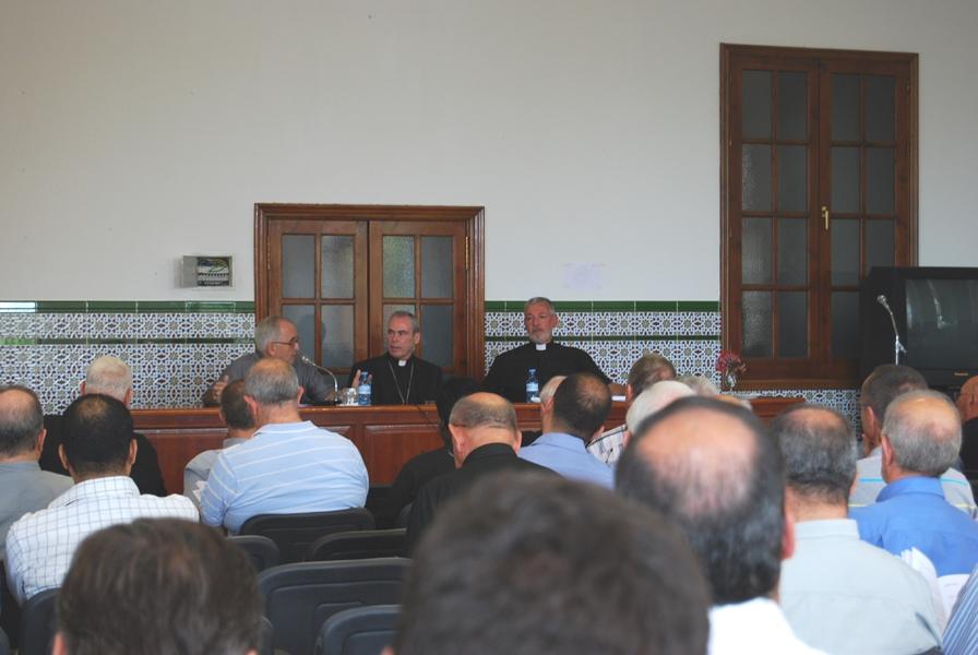 Los sacerdotes escuchan la presentación de las prioridades pastorales