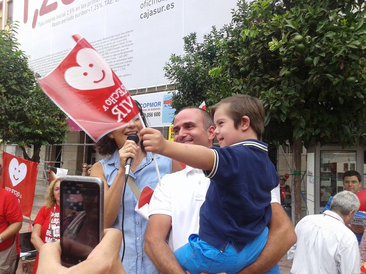 La Marcha por la Vida reúne a un centenar de personas