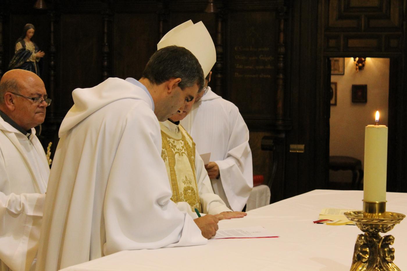 José Miguel fima los documentos