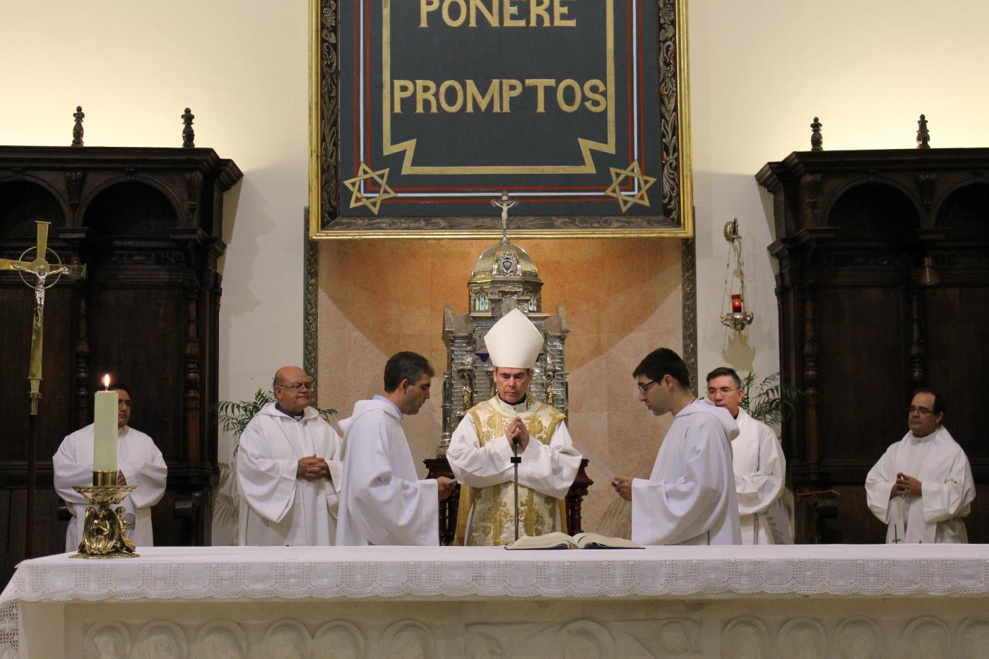 El obispo con los próximos diáconos