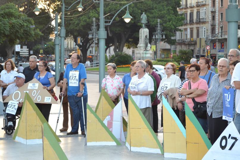 Concentración para la erradicación de la pobreza en la Plaza de la Marina