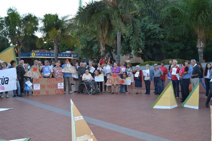 Concentración para la erradicación de la pobreza en la Plaza de la Marina