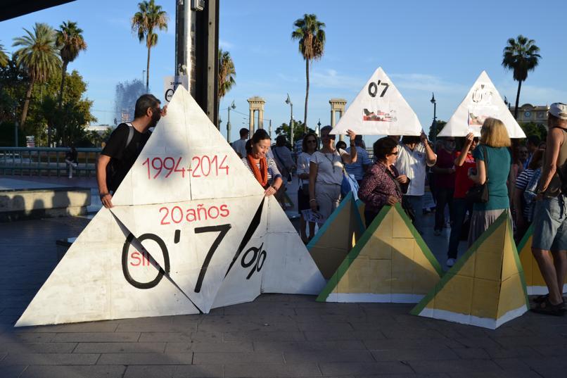 Concentración para la erradicación de la pobreza en la Plaza de la Marina
