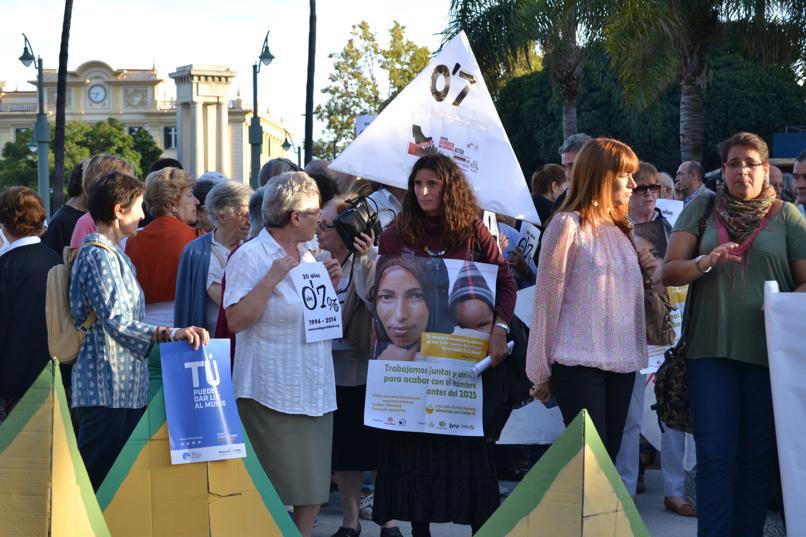 Concentración para la erradicación de la pobreza en la Plaza de la Marina
