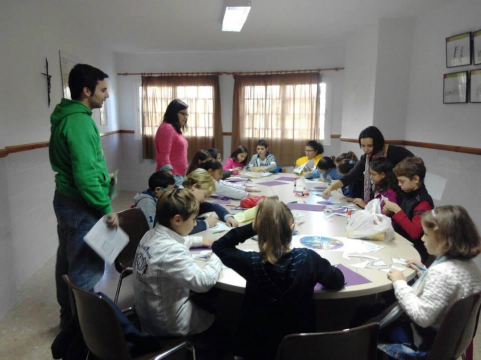 Los niños preparan con alegría la llegada del Adviento