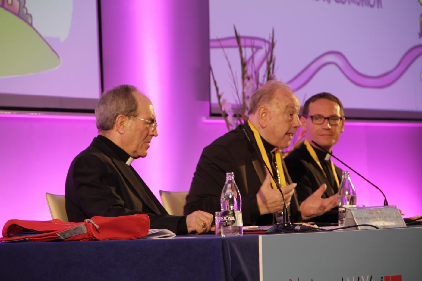 "La misión del profesor se realiza en nombre de Jesús"