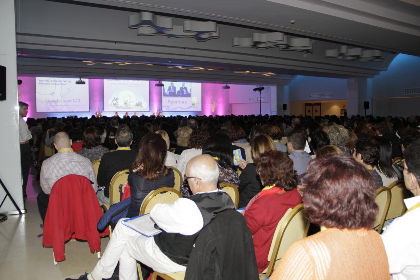 "La misión del profesor se realiza en nombre de Jesús"