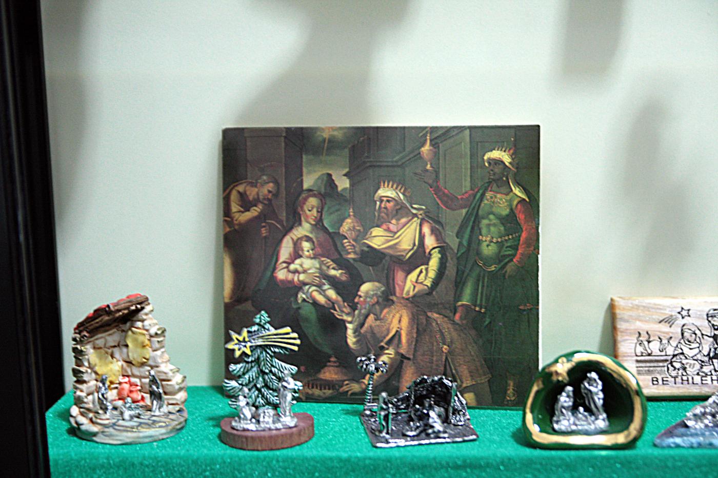 José Luis Linares, párroco de la Natividad: «Tenemos un museo de belenes de todo el mundo»