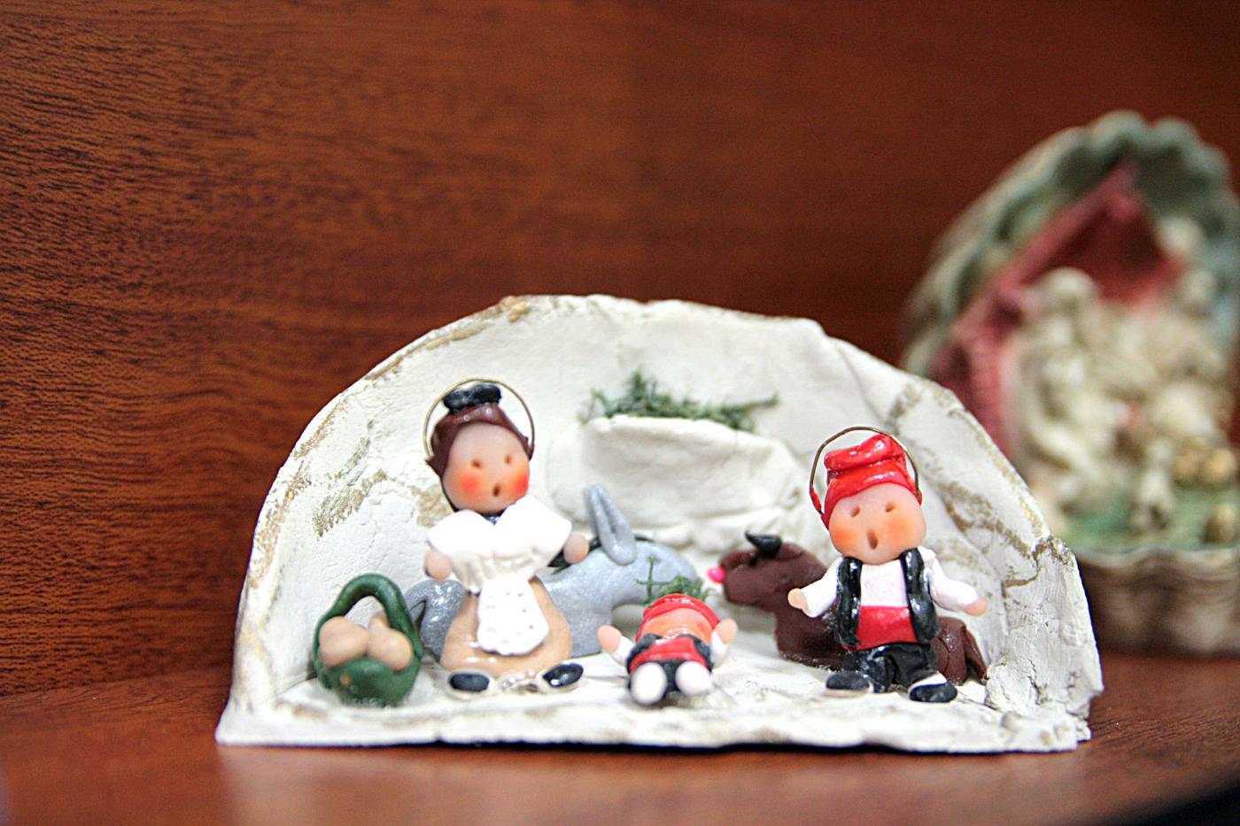 José Luis Linares, párroco de la Natividad: «Tenemos un museo de belenes de todo el mundo»