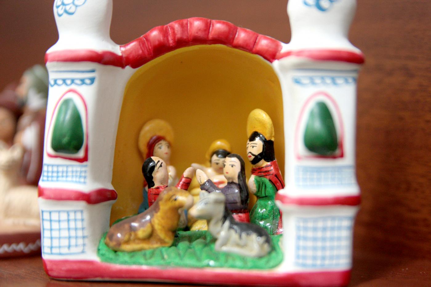 José Luis Linares, párroco de la Natividad: «Tenemos un museo de belenes de todo el mundo»