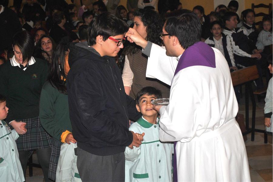 Imposición de la ceniza a los alumnos del colegio Padre Jacobo