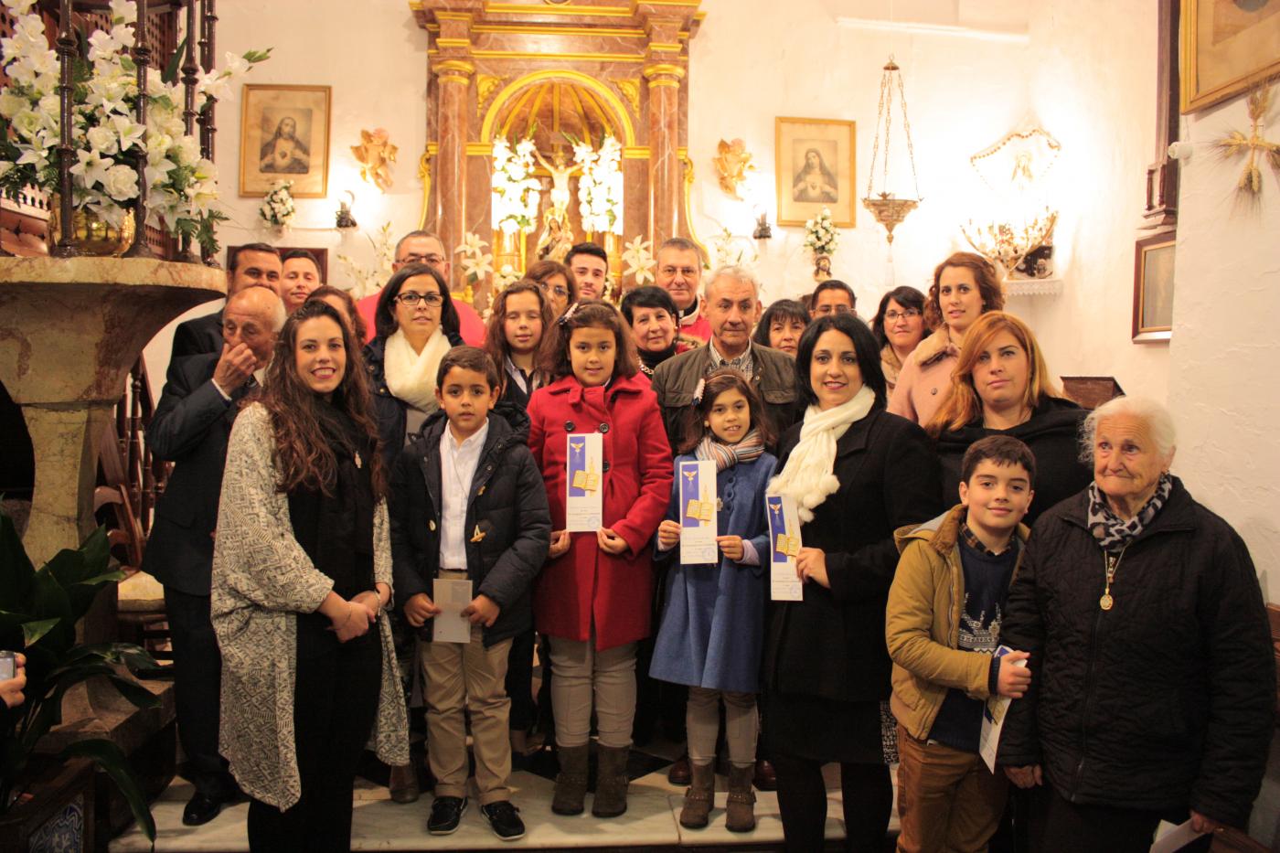 Foto de los confirmados junto a los sacerdotes participantes