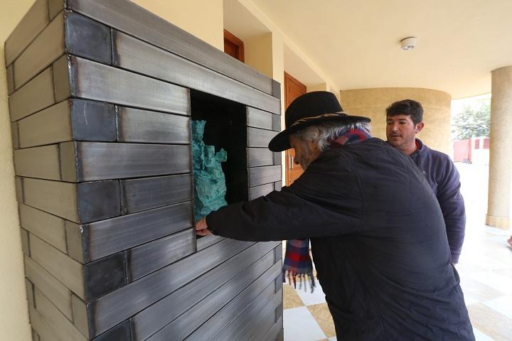 El artista Jorge Rando coloca la imagen de Santa María de la Victoria en la capilla