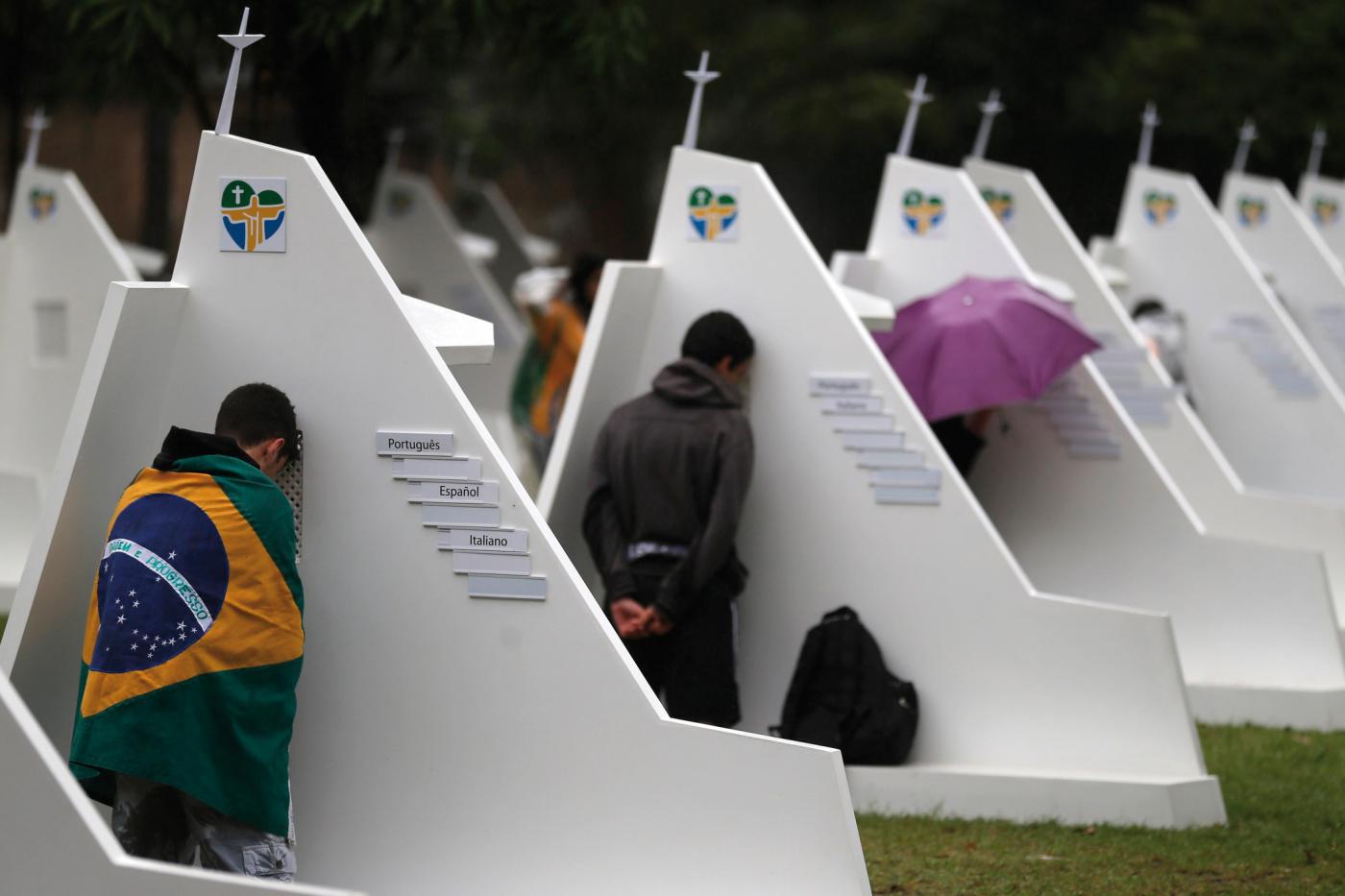 El sacramento de la reconciliación a ambos lados de la celosía