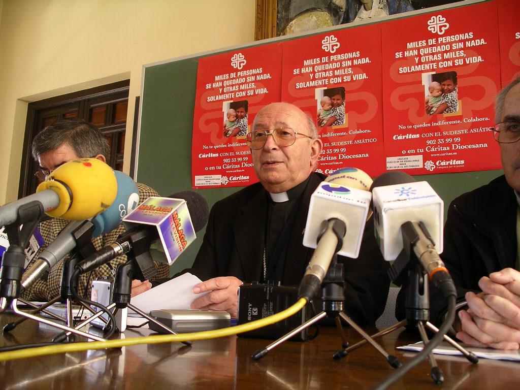 Don Antonio Dorado, en una rueda de prensa de Cáritas