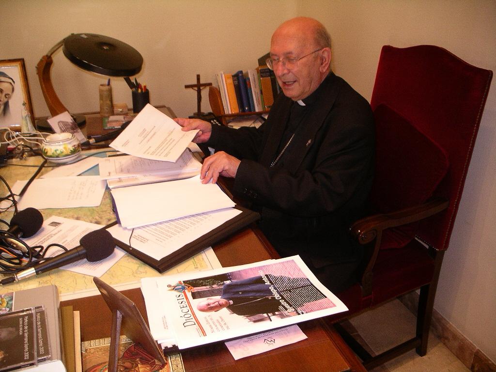 Don Antonio, en su despacho