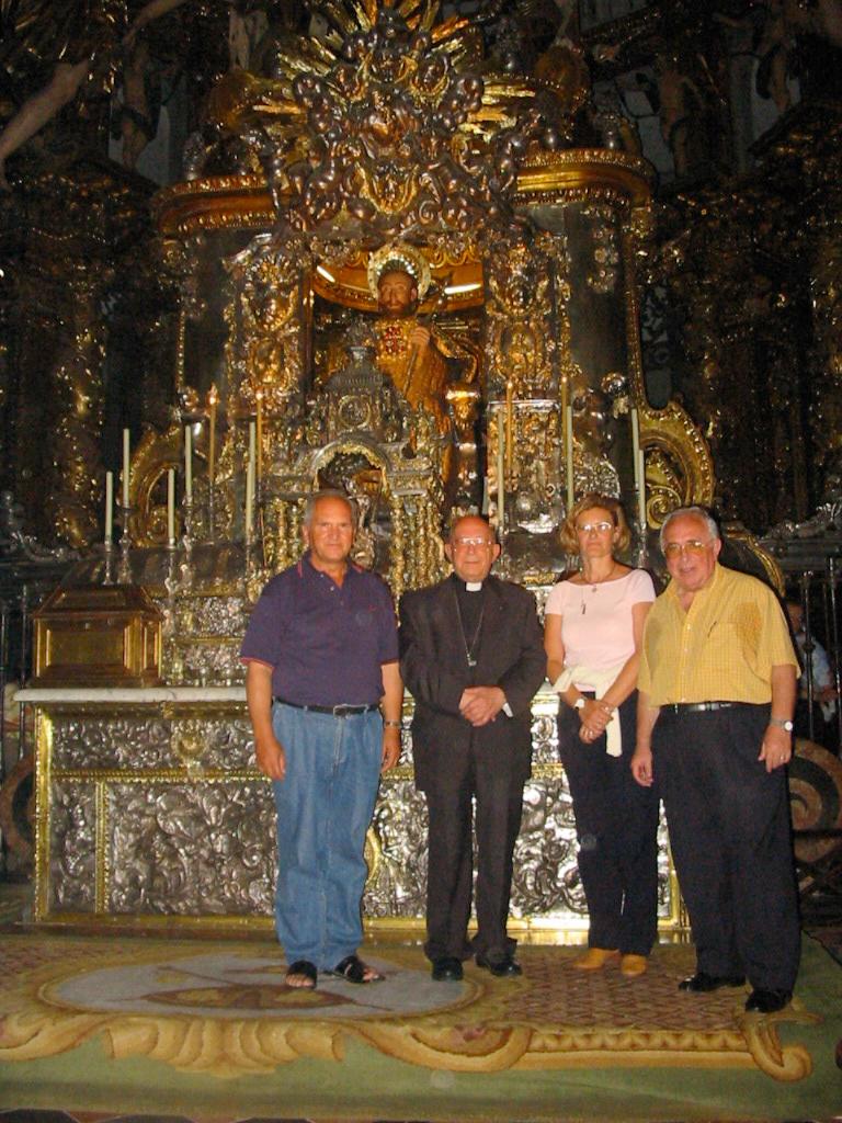 Don Antonio, ante el apóstol Santiago, en una peregrinación