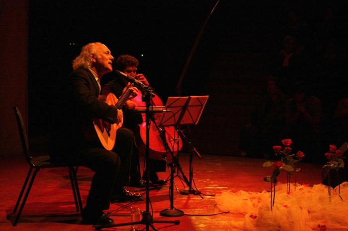 "La Voz Descalza" de Amancio Prada llena Ars Málaga