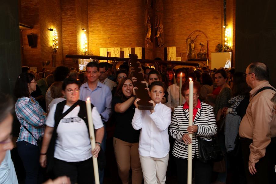 Los participantes portan la cruz a la salida de San Gabriel