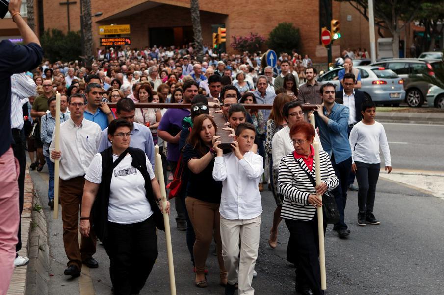 Procesión con la cruz hasta la playa de la Malagueta