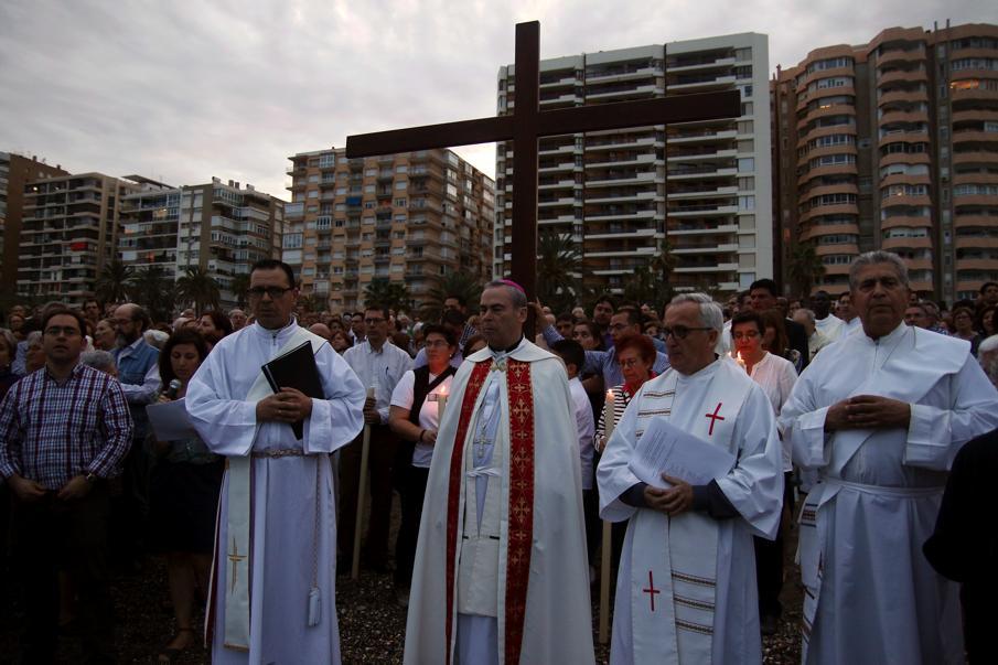 D. Jesús Catalá y el vicario para la Acción Caritativa y Social, Gabriel Leal, en la oración ante el Mediterráneo