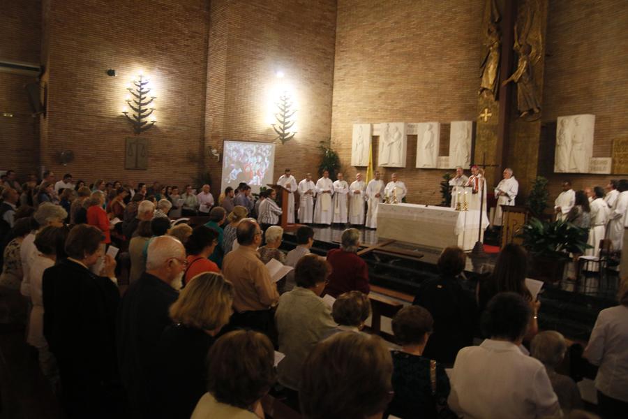 Un millar de malagueños ora por los emigrantes